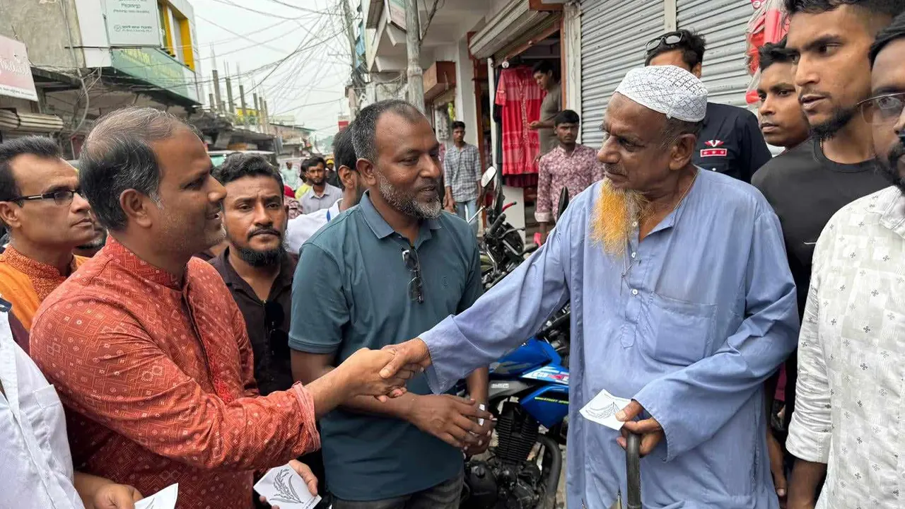  ‘ধানের শীষ’ সংবলিত লিফলেট বিতরণ শেষে পথসভায় নাজমুল হাসান । ছবি : কালবেলা
