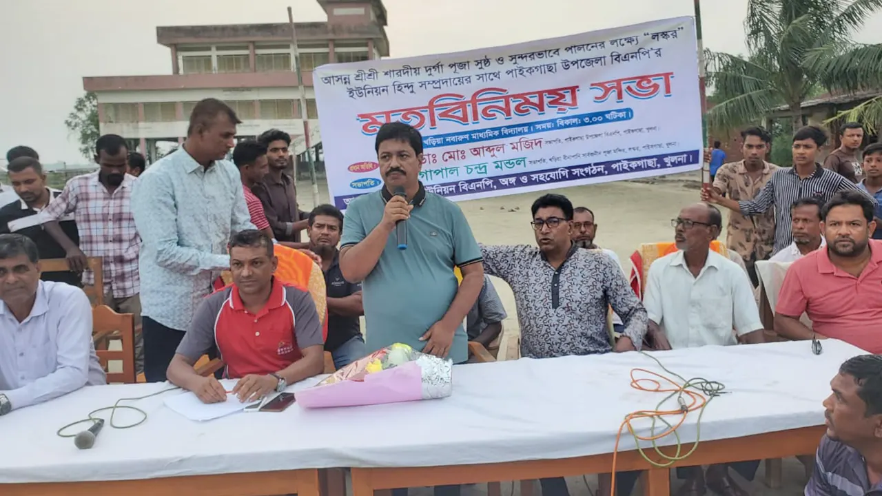 হিন্দু সম্প্রদায়ের সঙ্গে মতবিনিময় সভায় বক্তব্য দেন খুলনার পাইকগাছা উপজেলা বিএনপির সভাপতি ডা. আব্দুল মজিদ। ছবি : কালবেলা