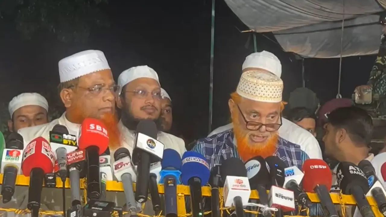 প্রধান উপদেষ্টার সঙ্গে সংলাপ শেষে গণমাধ্যমে কথা বলছেন হেফাজতে ইসলামের প্রতিনিধিদল।