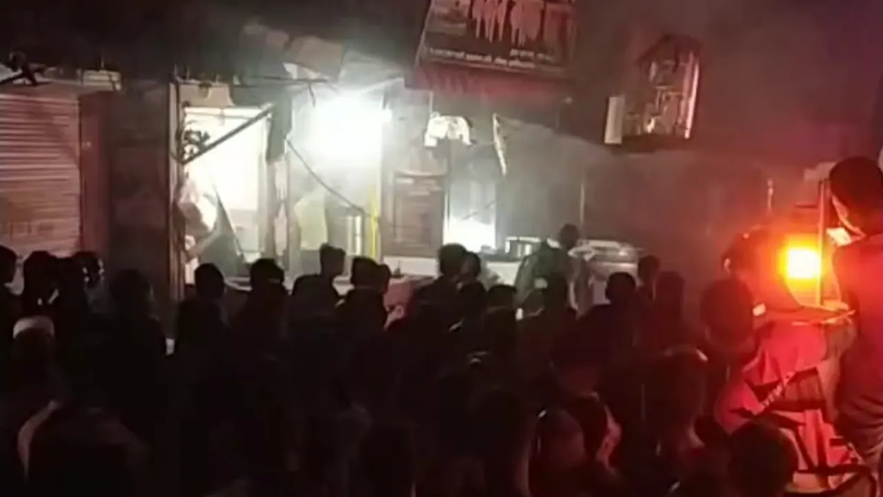 কেরানীগঞ্জে গ্যাস সিলিন্ডার বিস্ফোরণে অগ্নিকাণ্ড। ছবি : কালবেলা