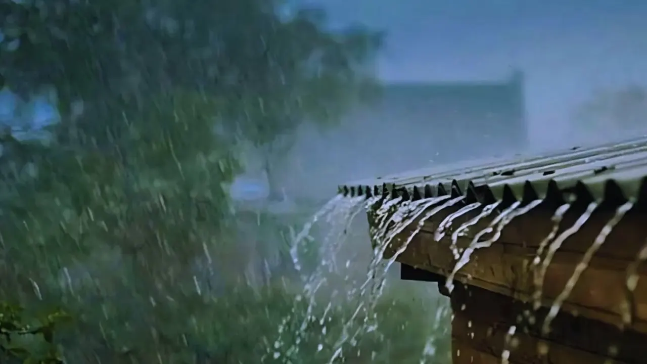 টিনের চালে বৃষ্টি। ছবি : সংগৃহীত