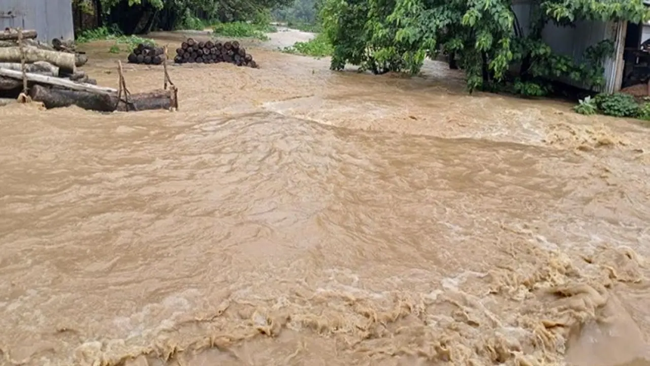 টানা বৃষ্টিতে তিন জেলার লাখো মানুষ পানিবন্দি। ছবি : সংগৃহীত