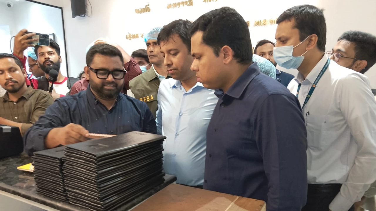 ভোক্তা অধিকার ও সংরক্ষণ অধিদপ্তরের সহকারী পরিচালক শ্যামল পুরকায়স্থের নেতৃত্বে অভিযান পরিচালনা করা হয়। ছবি : কালবেলা
