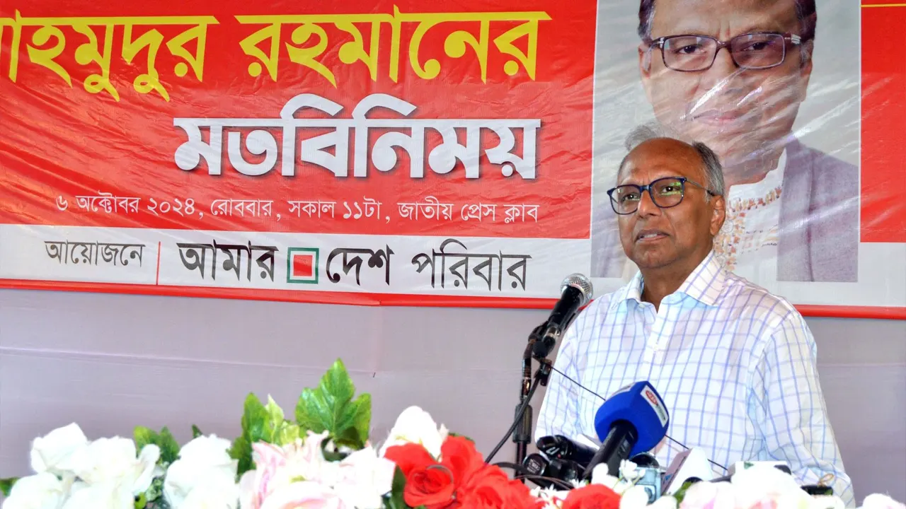 জাতীয় প্রেস ক্লাবে সাংবাদিকদের সঙ্গে মতবিনিময় সভায় বক্তব্য রাখেন আমার দেশ পত্রিকার সম্পাদক মাহমুদুর রহমান। ছবি : কালবেলা