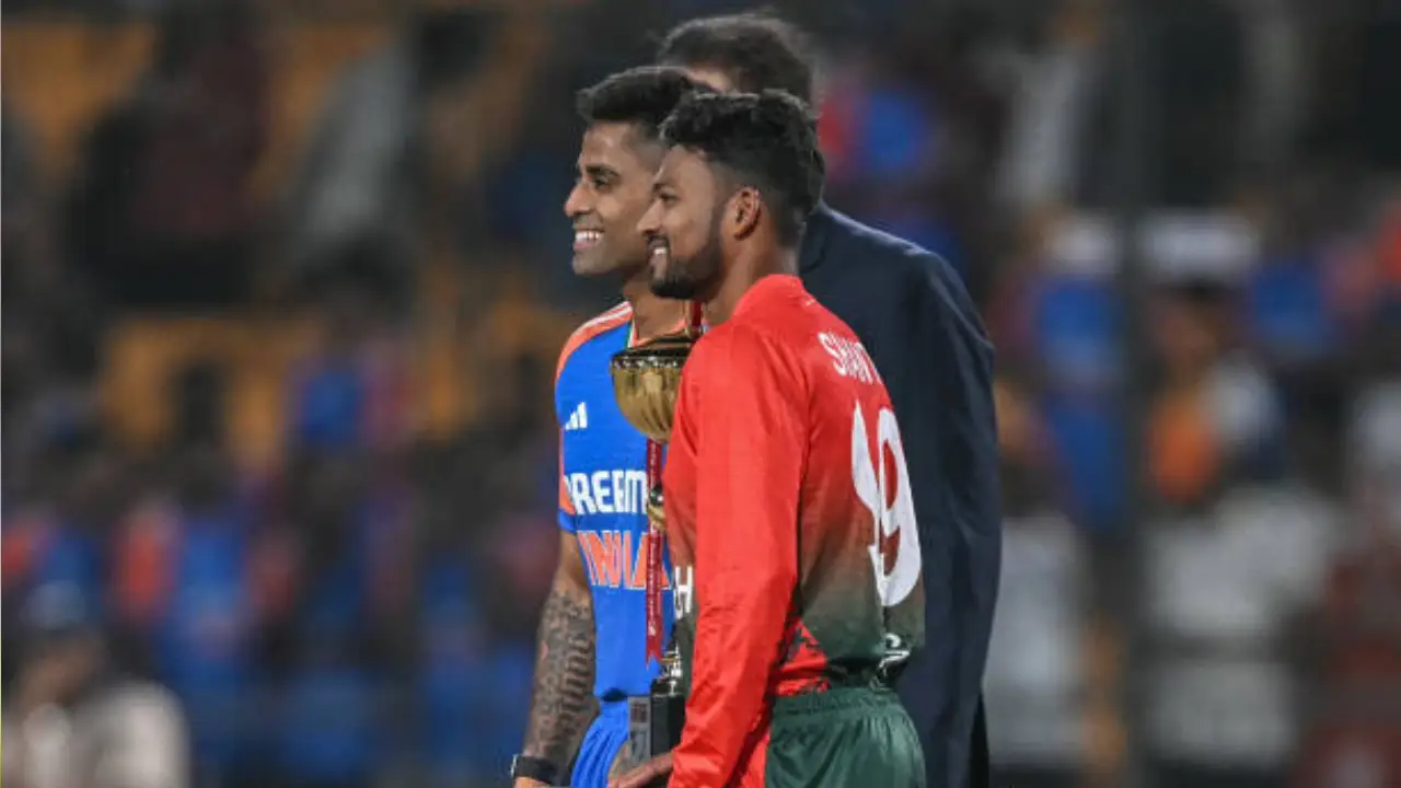 টসের আগে দুই অধিনায়ক । ছবি : সংগৃহীত