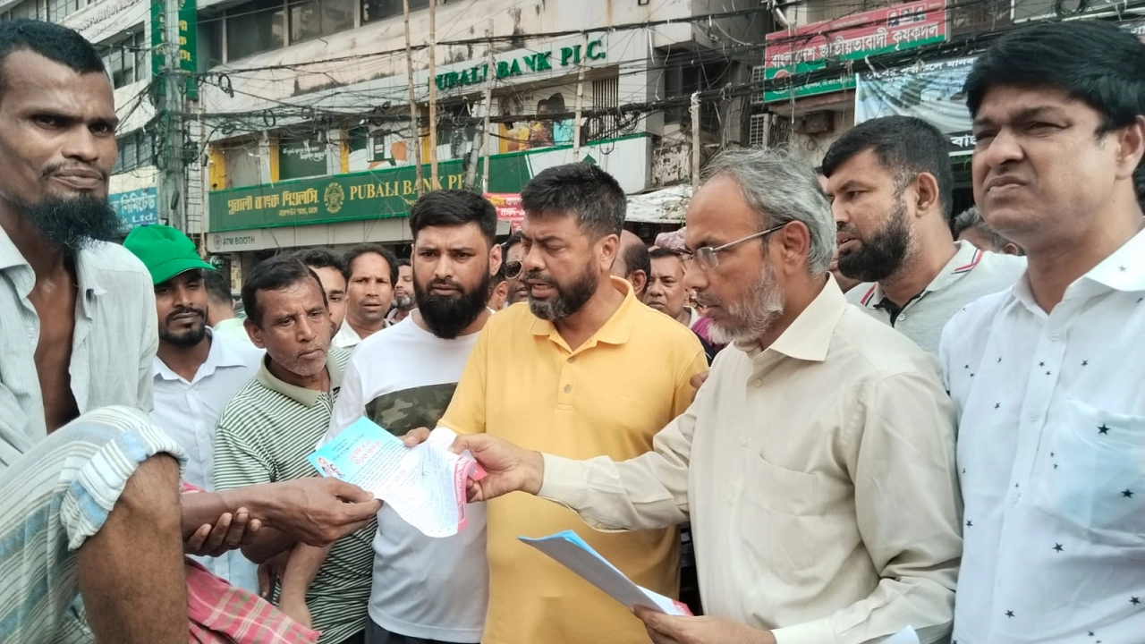 ডা. রফিকের নেতৃত্বে নয়াপল্টন ও আশপাশের এলাকায় লিফলেট বিতরণ করা হয়। ছবি : কালবেলা