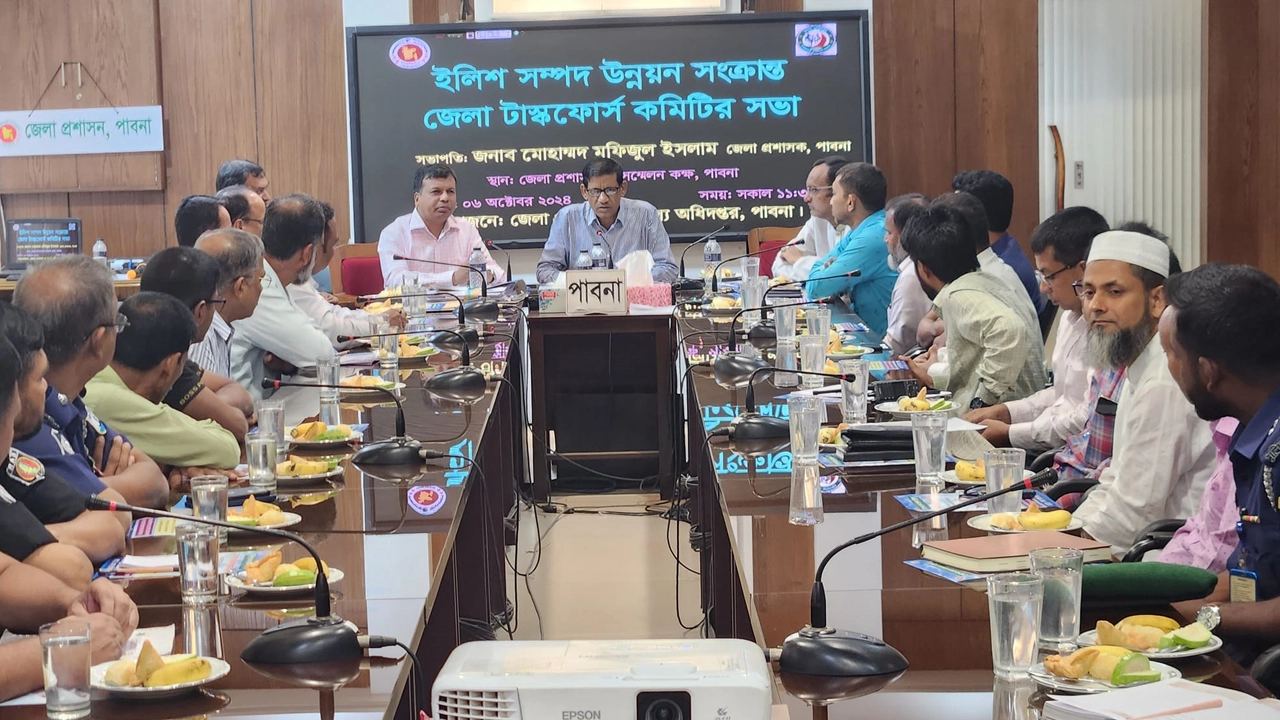 ‘ইলিশ সম্পদ উন্নয়নসংক্রান্ত’ জেলা টাস্কফোর্সের সভায় প্রশাসনের কর্মকর্তাসহ অন্যরা। ছবি : কালবেলা
