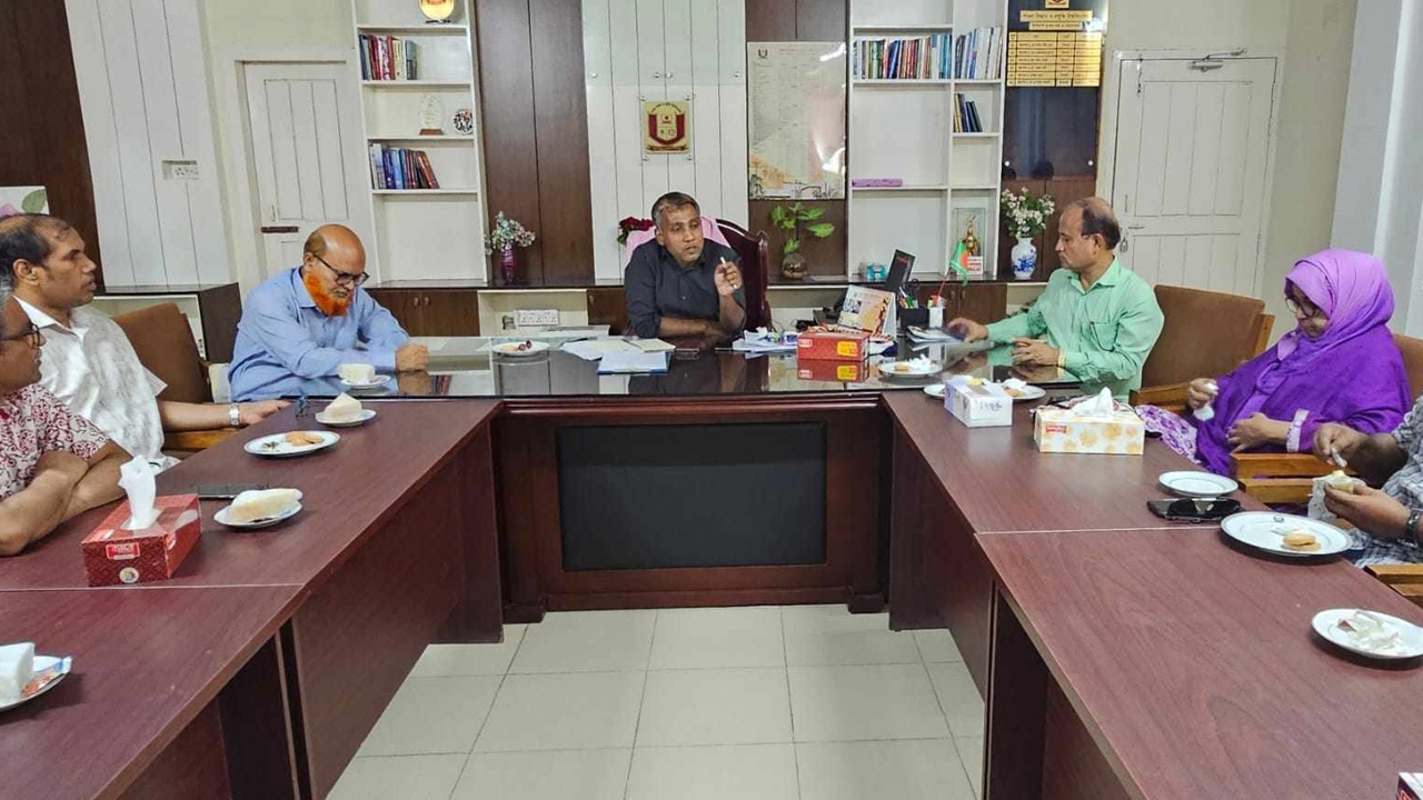 সৌজন্য সাক্ষাৎতে পাবিপ্রবি উপাচার্য অধ্যাপক ড. এসএম আব্দুল আওয়াল ও উন্মুক্ত বিশ্ববিদ্যালয়ের উপাচার্য অধ্যাপক ড. এবিএম ওবায়দুল ইসলামসহ অন্যরা। ছবি : কালবেলা