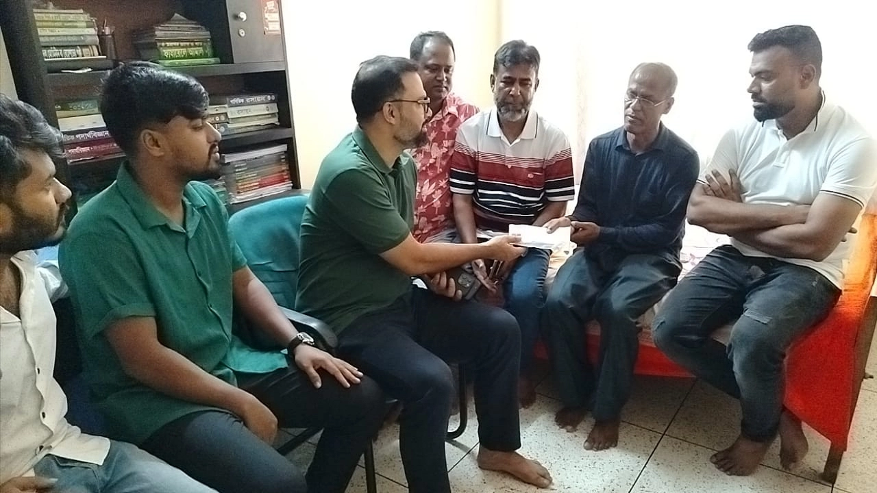 শেওড়াপাড়ায় বৈষম্যবিরোধী ছাত্র-জনতার গণআন্দোলনে গুলিবিদ্ধ ডেফোডিল বিশ্ববিদ্যালয়ের মেধাবী ছাত্র হানিফ শাহরিয়ারকে দেখতে যান আমিনুল হক। ছবি : কালবেলা