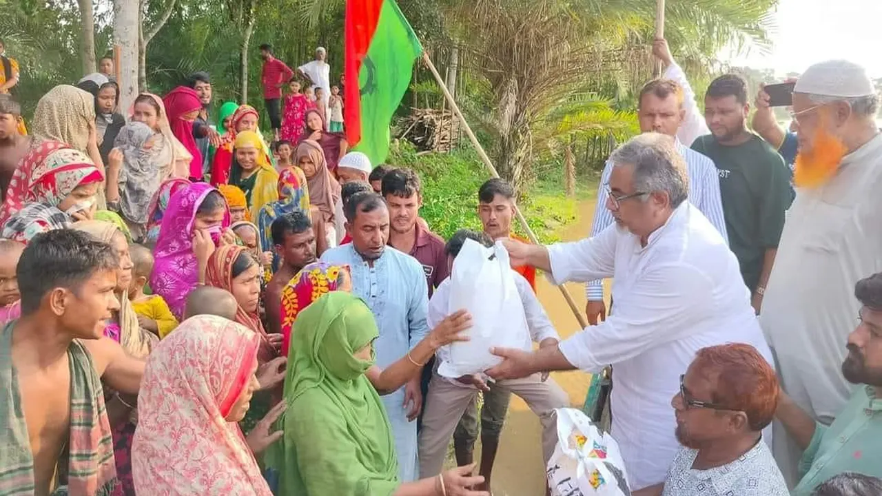ময়মনসিংহের হালুয়াঘাট এলাকায় বন্যার্তদের মাঝে ত্রাণসামগ্রী বিতরণ করেন বিএনপির যুগ্ম মহাসচিব সৈয়দ এমরান সালেহ প্রিন্স। ছবি : কালবেলা