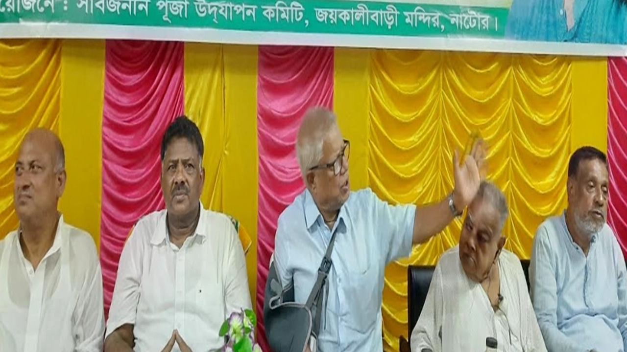 নাটোরে রোববার মতবিনিময় সভায় বিএনপির কেন্দ্রীয় নির্বাহী কমিটির সদস্য ও সাবেক মন্ত্রী অ্যাডভোকেট এম রুহুল কুদ্দুস তালুকদার দুলুসহ অতিথিরা। ছবি : কালবেলা