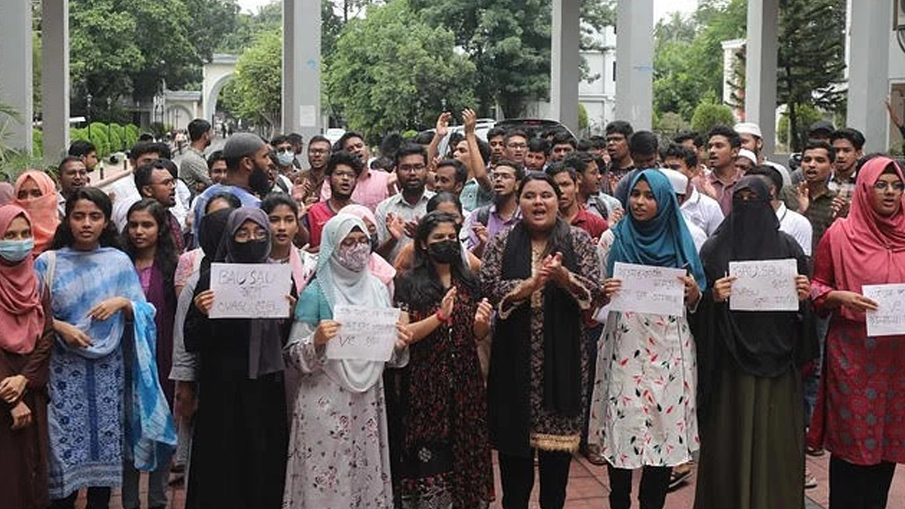 নিজ বিশ্ববিদ্যালয় থেকে থেকে উপাচার্য নিয়োগের দাবিতে শিক্ষার্থীদের বিক্ষোভ। ছবি : কালবেলা