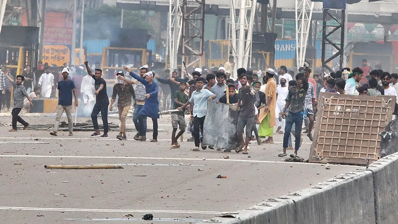 ছাত্র-জনতার আন্দোলন চলাকালীন যাত্রাবাড়ির সংঘর্ষের চিত্র। ছবি : কালবেলা