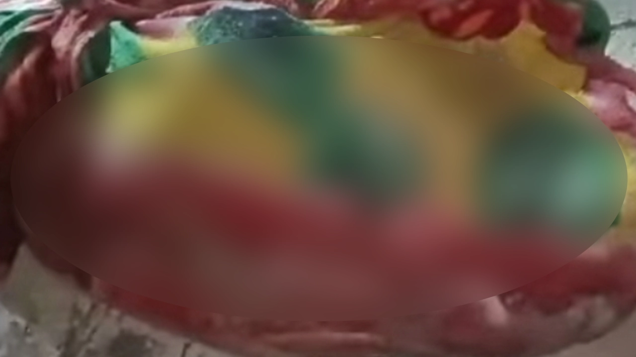 রোহিঙ্গা নারীর লাশ উদ্ধার করে ময়নাতদন্তের জন্য কক্সবাজার সদর হাসপাতালে পাঠিয়েছে পুলিশ। ছবি : কালবেলা