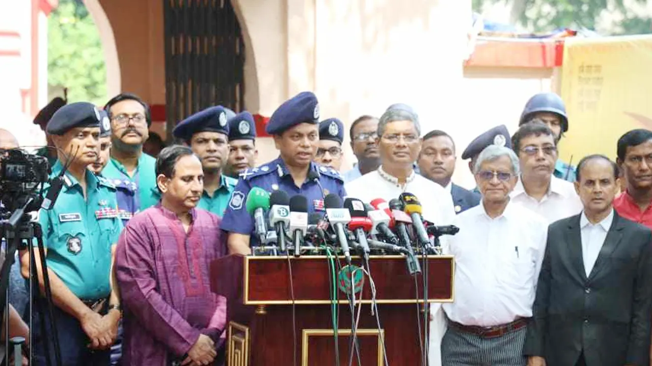 ঢাকেশ্বরী মন্দির পরিদর্শন করেছেন আইজিপি মো. ময়নুল ইসলাম। ছবি : কালবেলা