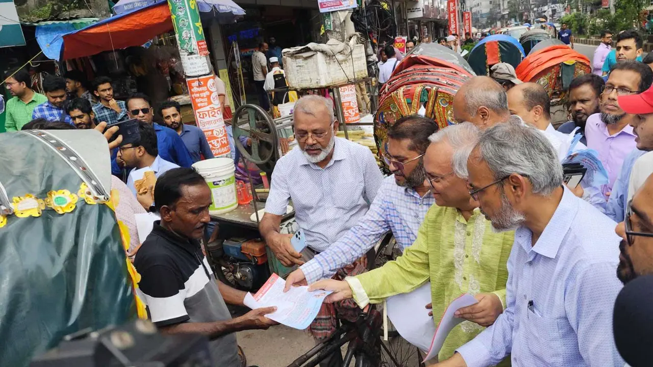 লিফলেট বিতরণকালে বিএনপির সিনিয়র যুগ্ম মহাসচিব রুহুল কবির রিজভী। ছবি : কালবেলা