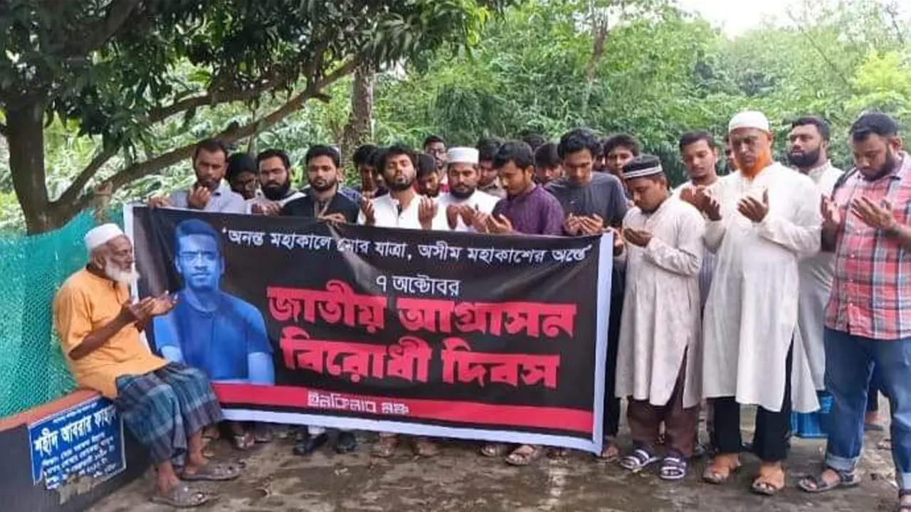 কুষ্টিয়ার কুমারখালিতে আবরার ফাহাদের কবর জিয়ারত। ছবি : সংগৃহীত