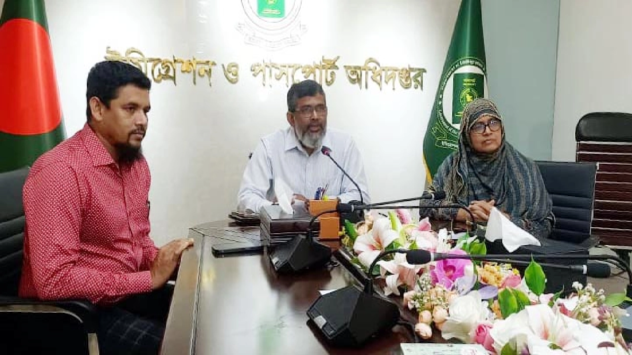 সংবাদ সম্মেলনে বক্তব্য দেন পাসপোর্ট অধিদপ্তরের অতিরিক্ত মহাপরিচালক আবু আসাদ। ছবি : কালবেলা