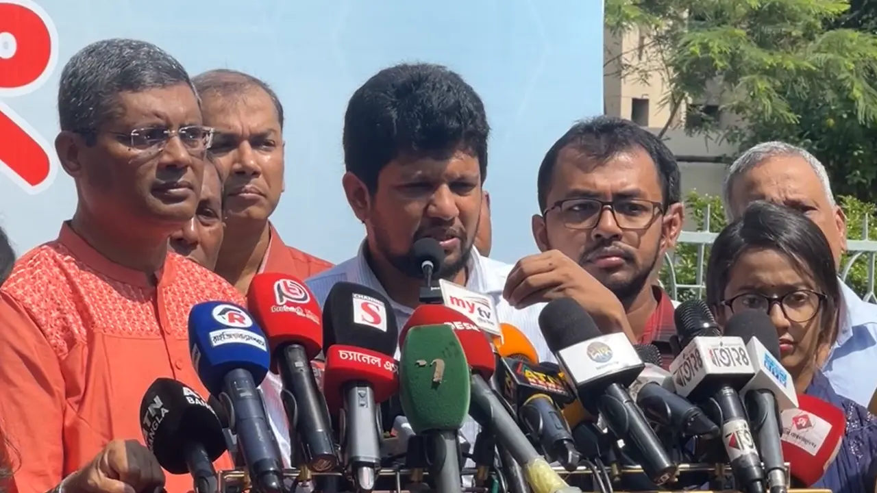 মঙ্গলবার ঢাকেশ্বরী মন্দির পরিদর্শনে এসে কথা বলছেন প্রধান উপদেষ্টা ড. মুহাম্মদ ইউনূসের বিশেষ সহকারী মাহফুজ আলম। ছবি : কালবেলা