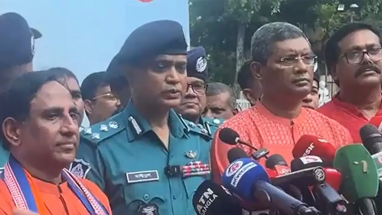 ঢাকেশ্বরী মন্দির পরিদর্শনে গিয়ে কথা বলছেন ডিএমপি কমিশনার মো. মাইনুল হাসান। ছবি : সংগৃহীত