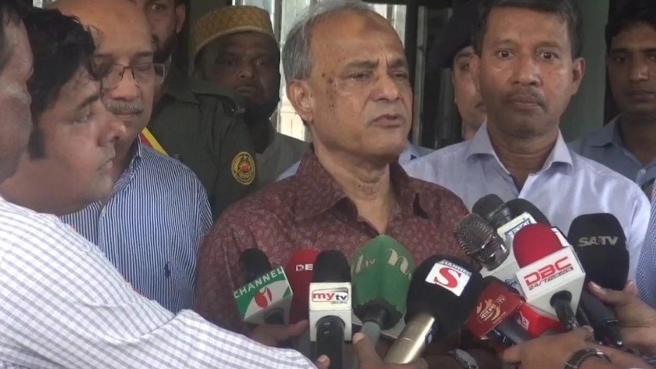 সাংবাদিকদের সঙ্গে কথা বলছেন স্বরাষ্ট্র ও কৃষি উপদেষ্টা লেফটেন্যান্ট জেনারেল (অব.) মো. জাহাঙ্গীর আলম চৌধুরী। ছবি : কালবেলা