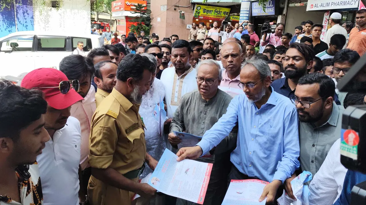 গুলশানে বিএনপির উদ্যোগে ডেঙ্গু প্রতিরোধে গণসচেতনতামূলক লিফলেট বিতরণ। ছবি : সংগৃহীত