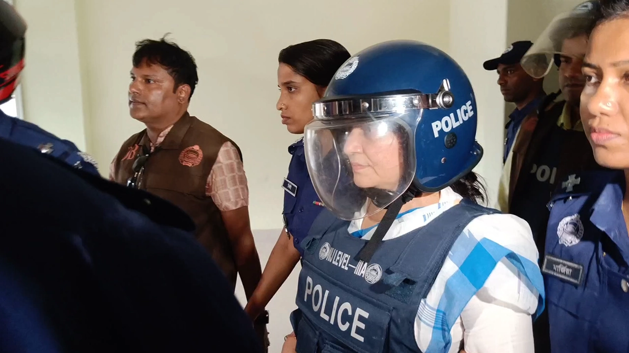 আদালত চত্বরে সিরাজগঞ্জ-২ আসনের সাবেক সংসদ সদস্য ড. জান্নাত আরা তালুকদার হেনরী। ছবি : কালবেলা