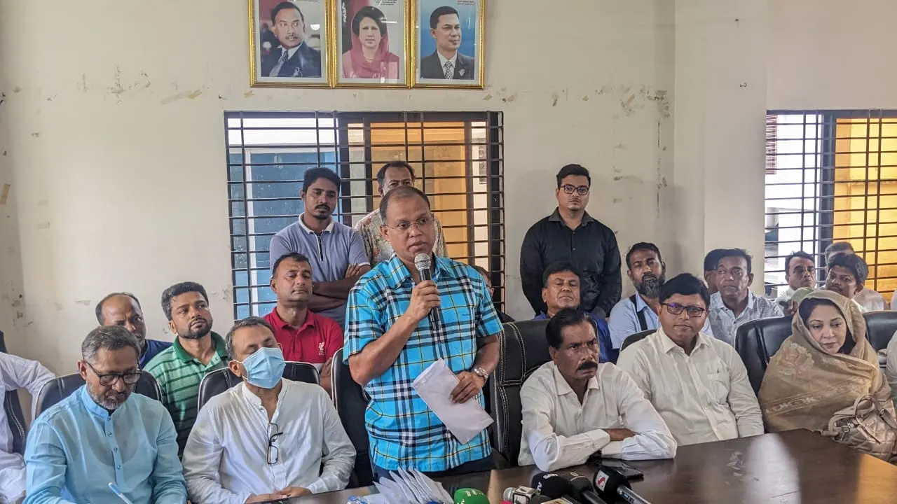 ফরিদপুর জেলা বিএনপি কার্যালয়ে শহীদ ও আহতদের পরিবারের সঙ্গে নেতারা। ছবি : সংগৃহীত