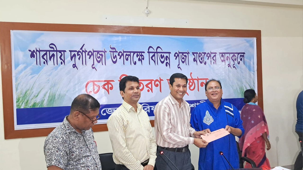 রাজশাহীর বিভিন্ন পূজামণ্ডপে অনুদান দেওয়া হয়েছে। ছবি : কালবেলা