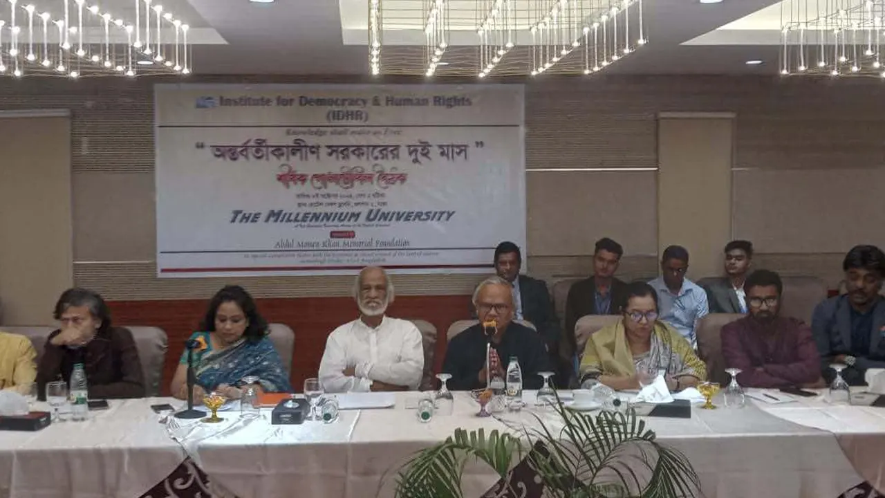 আলোচনা সভায় বিএনপির সিনিয়র যুগ্ম মহাসচিব রুহুল কবির রিজভী। ছবি : কালবেলা