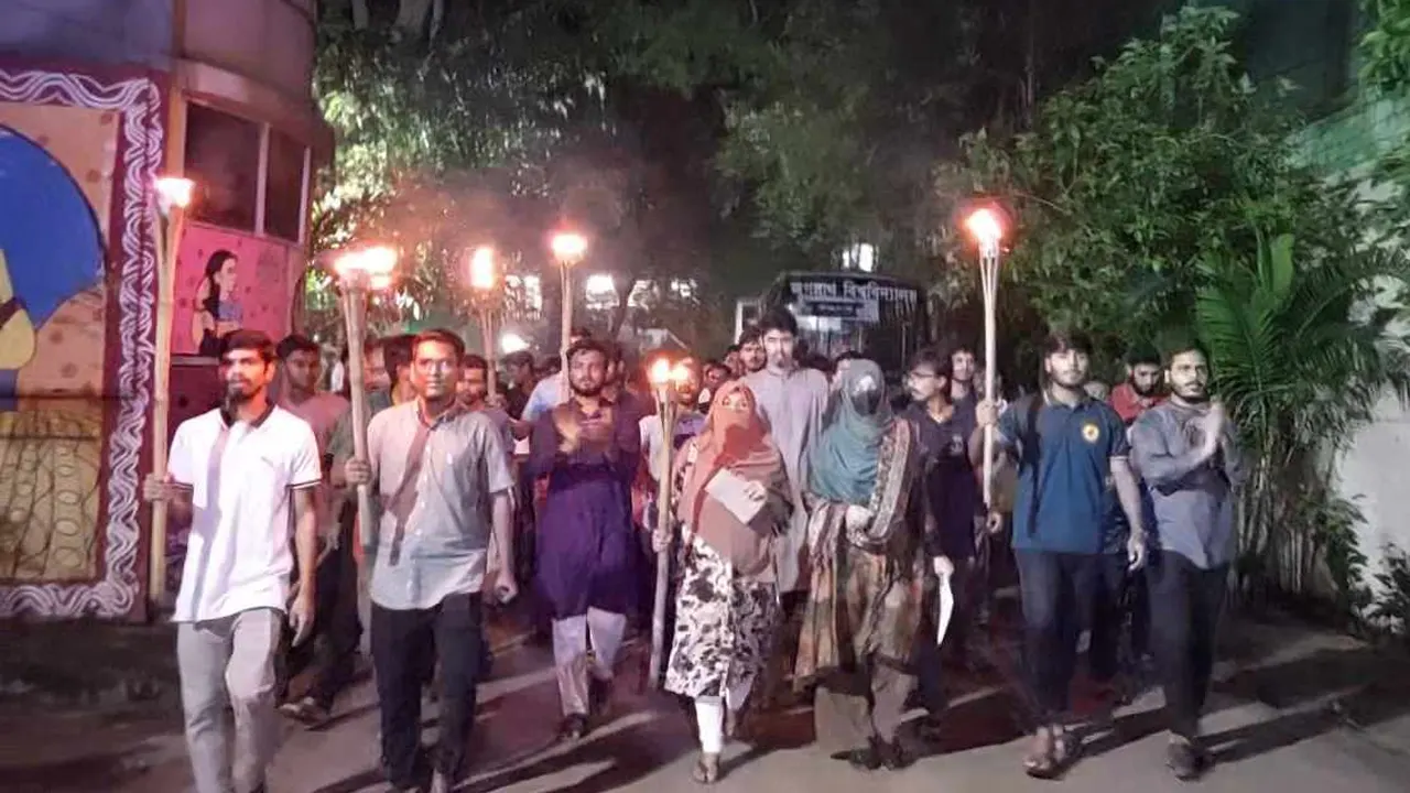 ম্যুরাল স্থাপনের প্রতিবাদে জবি শিক্ষার্থীদের মশাল মিছিল। ছবি : কালবেলা