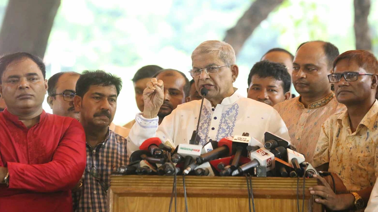 ঢাকেশ্বরী জাতীয় মন্দিরে দুর্গাপূজার মণ্ডপ পরিদর্শন শেষে সাংবাদিকদের সঙ্গে কথা বলেন মির্জা ফখরুল ইসলাম আলমগীর। ছবি : কালবেলা