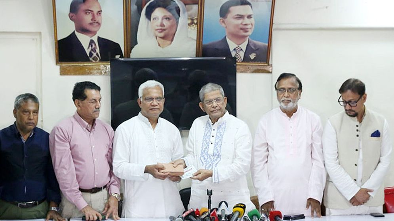 ত্রাণ কমিটির কাছে বেগম জিয়ার পক্ষ থেকে ২ লাখ টাকা হস্তান্তর। ছবি : কালবেলা
