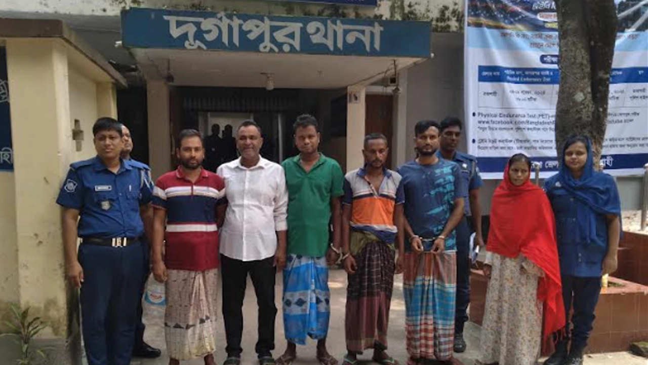 পুলিশের হাতে গ্রেপ্তার আসামিরা। ছবি : কালবেলা