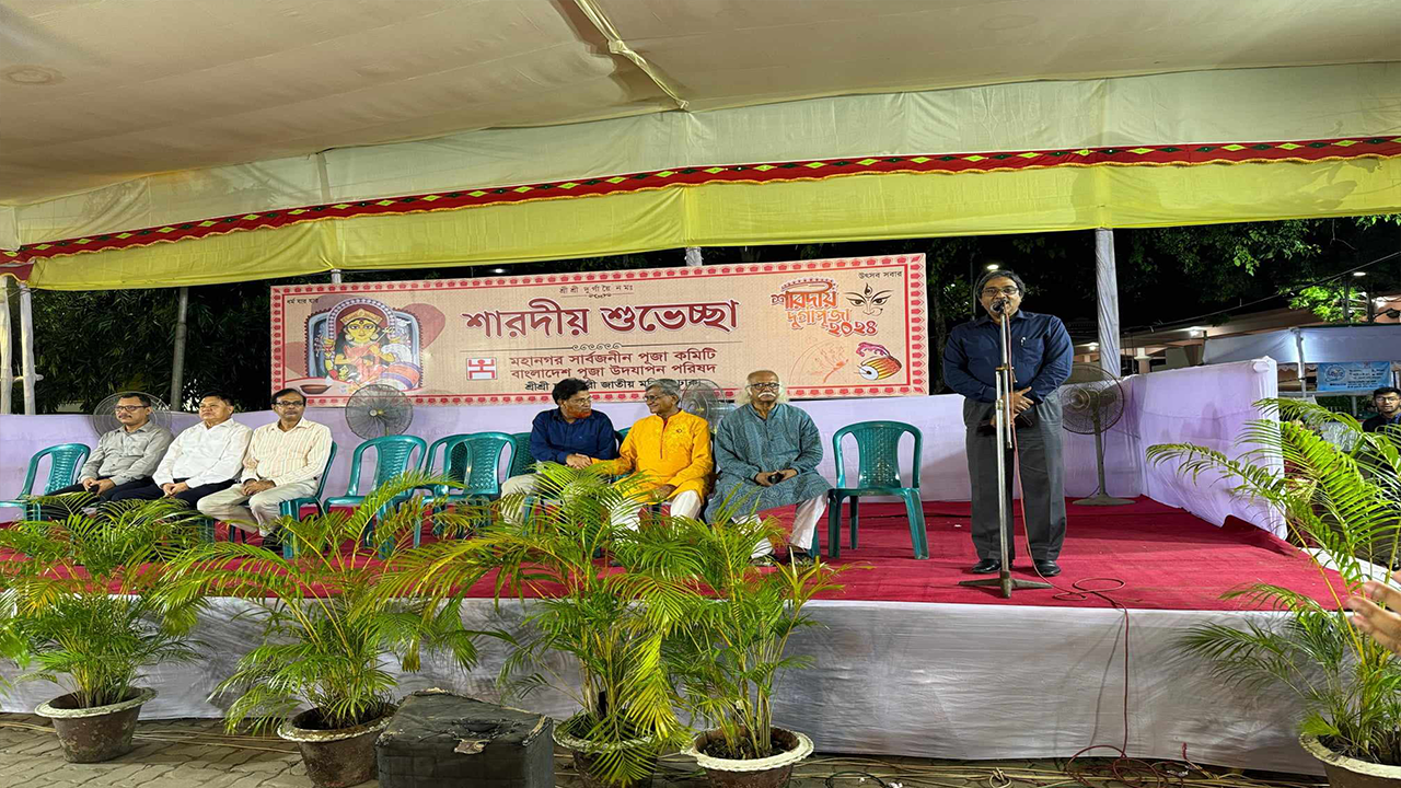 শ্রী শ্রী ঢাকেশ্বরী মন্দির পরিদর্শন করেন জাতীয় মানবাধিকার কমিশনের প্রতিনিধি দল। ছবি : কালবেলা