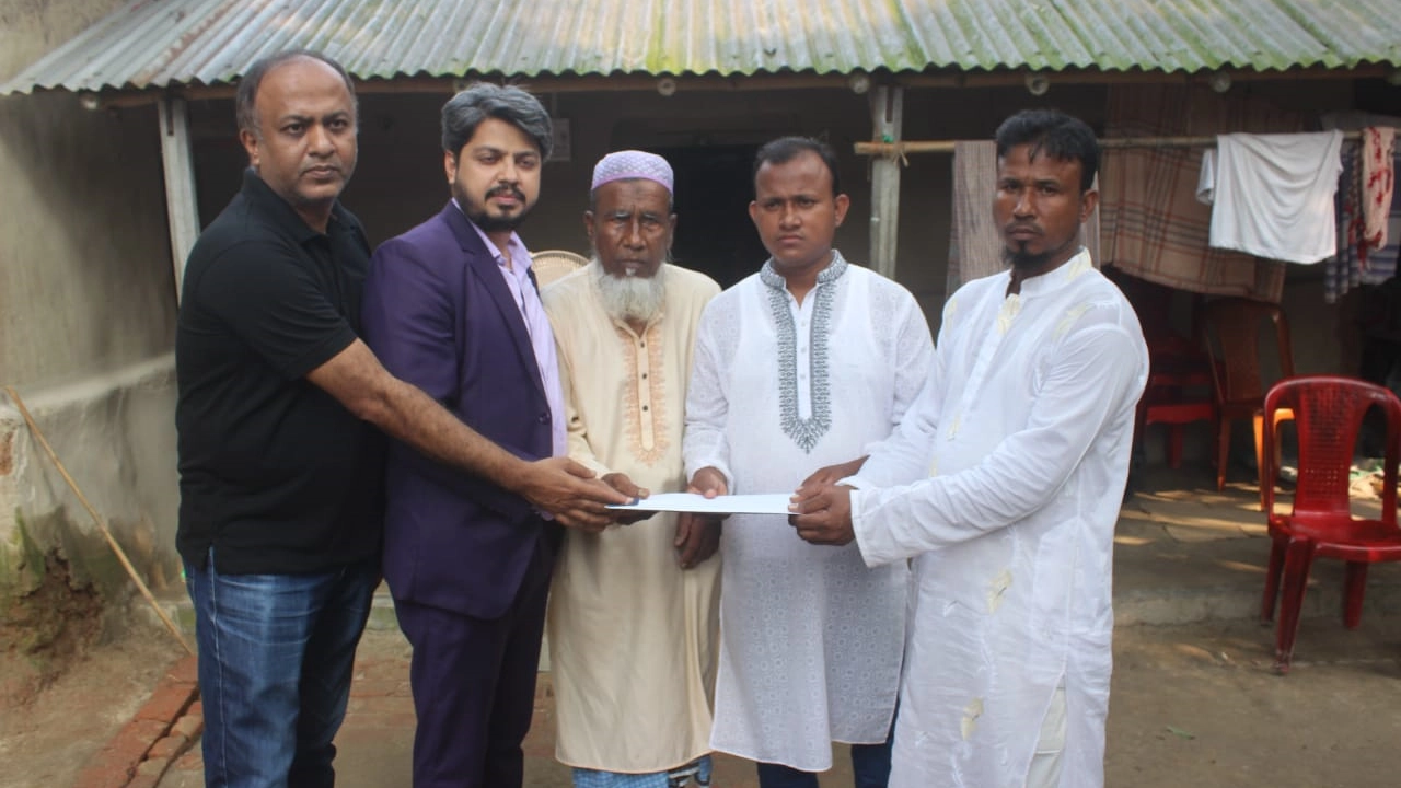 শহীদ আবু সাঈদের বাবা মকবুল হোসেনের হাতে নিয়োগপত্র তুলে দেন নির্বাহী পরিচালক মো. ইয়াসিন হোসেন পাভেল। ছবি : কালবেলা
