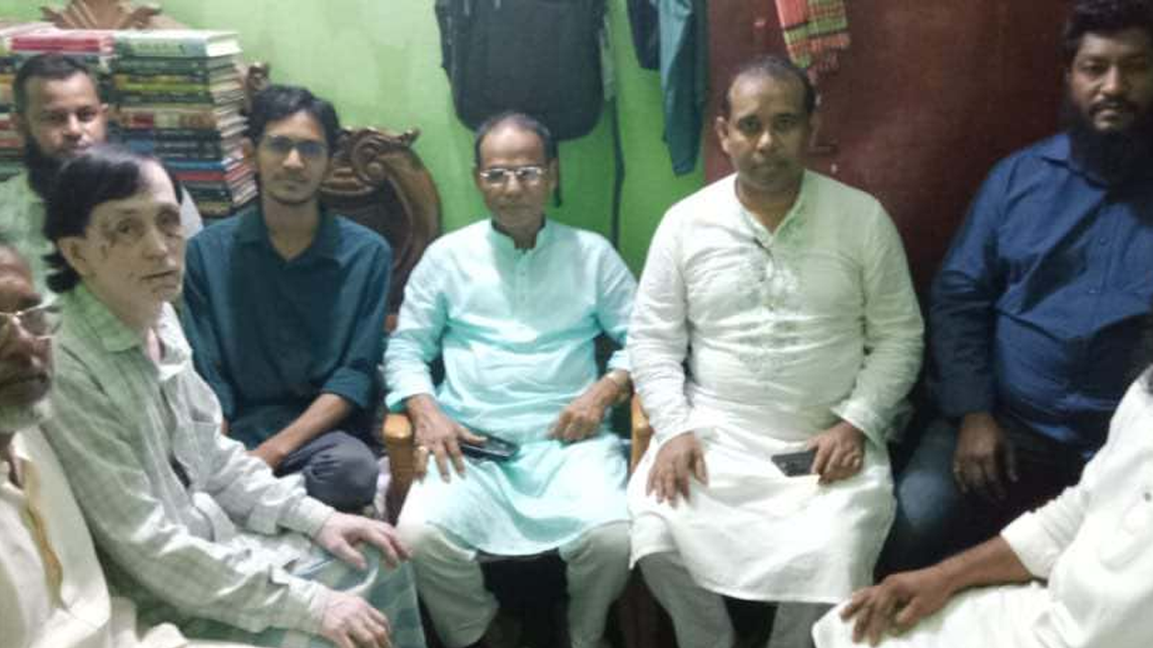 আহত নীরবের বাসায় যান বিএনপির যুগ্ম মহাসচিব অ্যাডভোকেট আব্দুস সালাম আজাদ। ছবি : কালবেলা