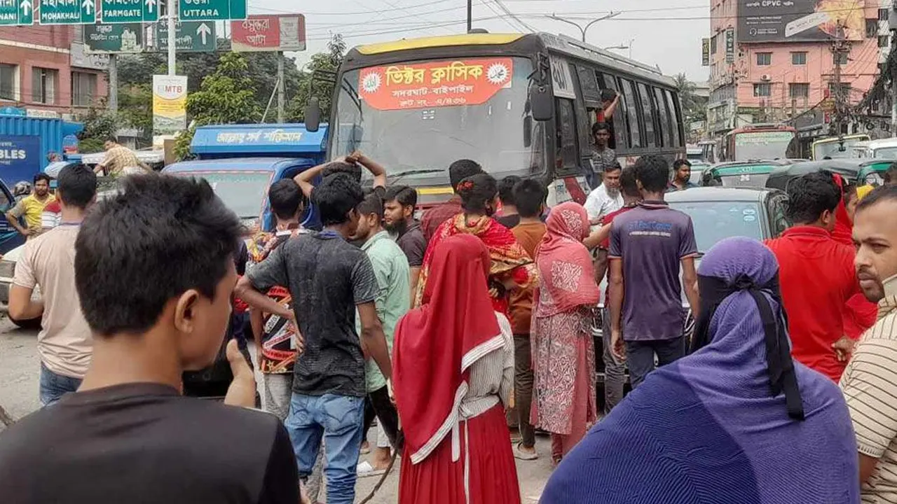 কুড়িল বিশ্বরোড এলাকায় শ্রমিকদের সড়ক অবরোধ। ছবি : সংগৃহীত