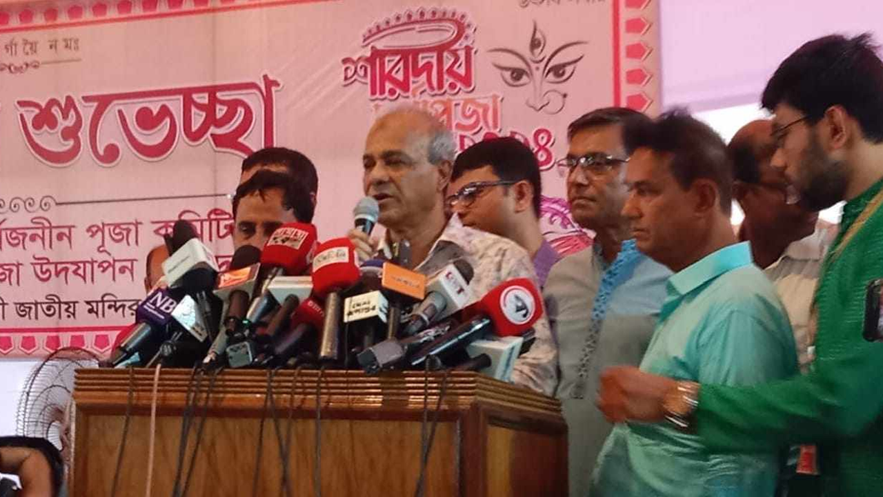 ঢাকেশ্বরী মন্দির পূজামণ্ডপ পরিদর্শন করেন স্বরাষ্ট্র উপদেষ্টা লেফটেন্যান্ট জেনারেল (অব.) মো. জাহাঙ্গীর আলম চৌধুরী। ছবি : কালবেলা
