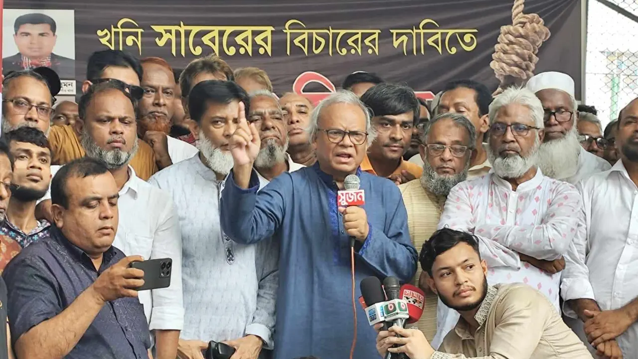 রাজধানীর খিলগাঁওয়ে গুম-খুন হাওয়া পরিবারের সদস্যদের উদ্যোগে এক সমাবেশে রুহুল কবির রিজভী । ছবি : কালবেলা