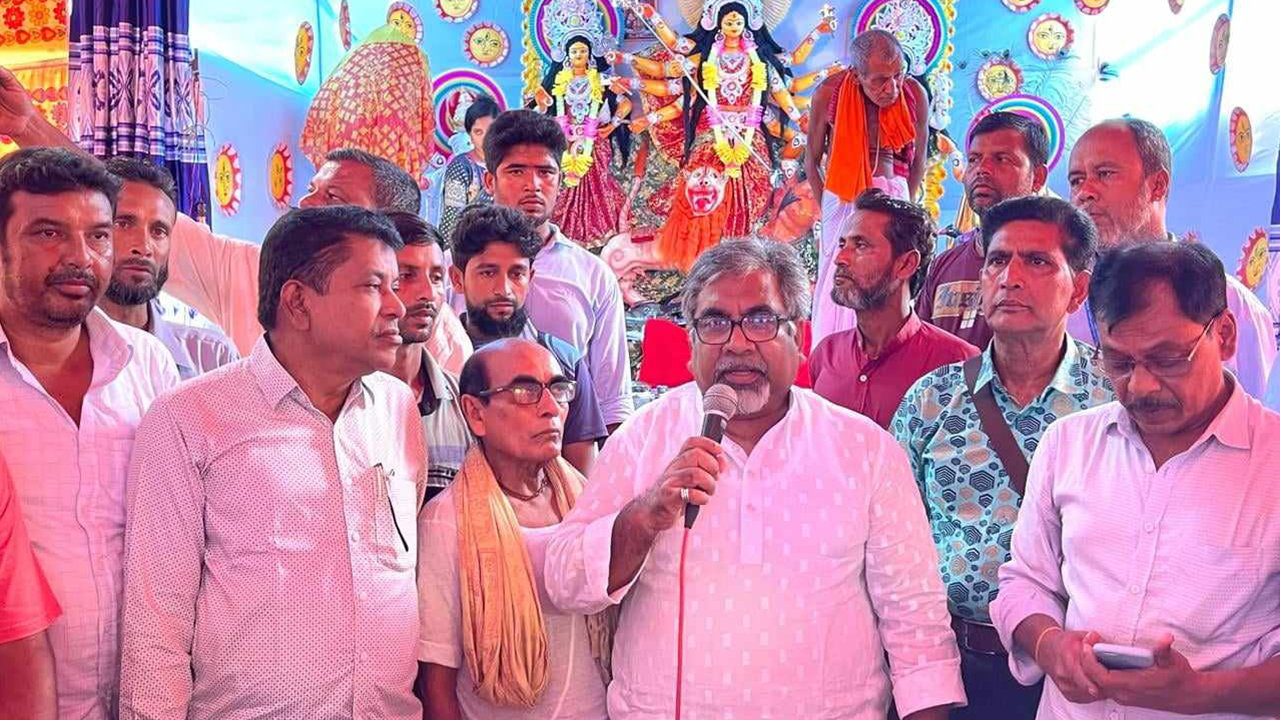 ময়মনসিংহে দুর্গাপূজা পরিদর্শনকালে কথা বলেন এমরান সালেহ প্রিন্স। ছবি : কালবেলা