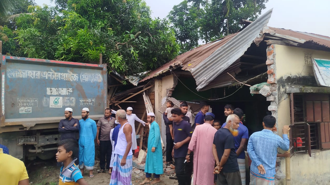 লালমনিরহাটে তালিমুল ইনসান কওমি হাফেজিয়া মাদ্রাসায় দুর্ঘটনার একটি চিত্র। ছবি : কালবেলা