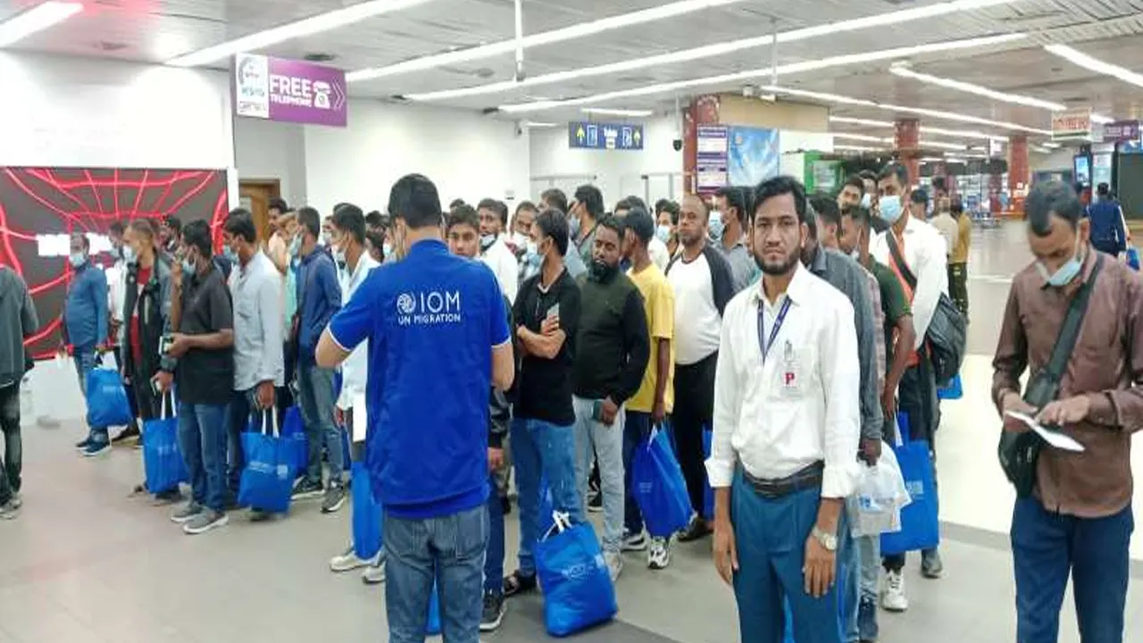 বিমান বন্দরে ১৫০ জন আটকে পড়া বাংলাদেশি দেশে ফিরেছেন। ছবি : কালবেলা