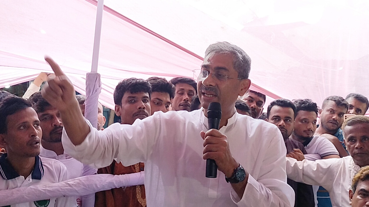 লক্ষ্মীপুরে পূজামণ্ডপ পরিদর্শনকালে বক্তব্য দেন শহীদ উদ্দিন চৌধুরী এ্যানি। ছবি : কালবেলা
