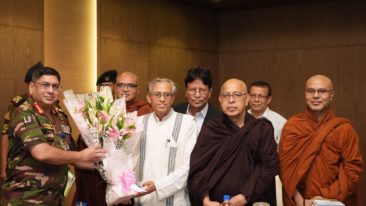 সেনাবাহিনী প্রধান জেনারেল ওয়াকার-উজ-জাামনের সঙ্গে বাংলাদেশ বুদ্ধিস্ট ফেডারেশনের প্রতিনিধি দল সেনাসদরে সৌজন্য সাক্ষাৎ করেন। ছবি : কালবেলা