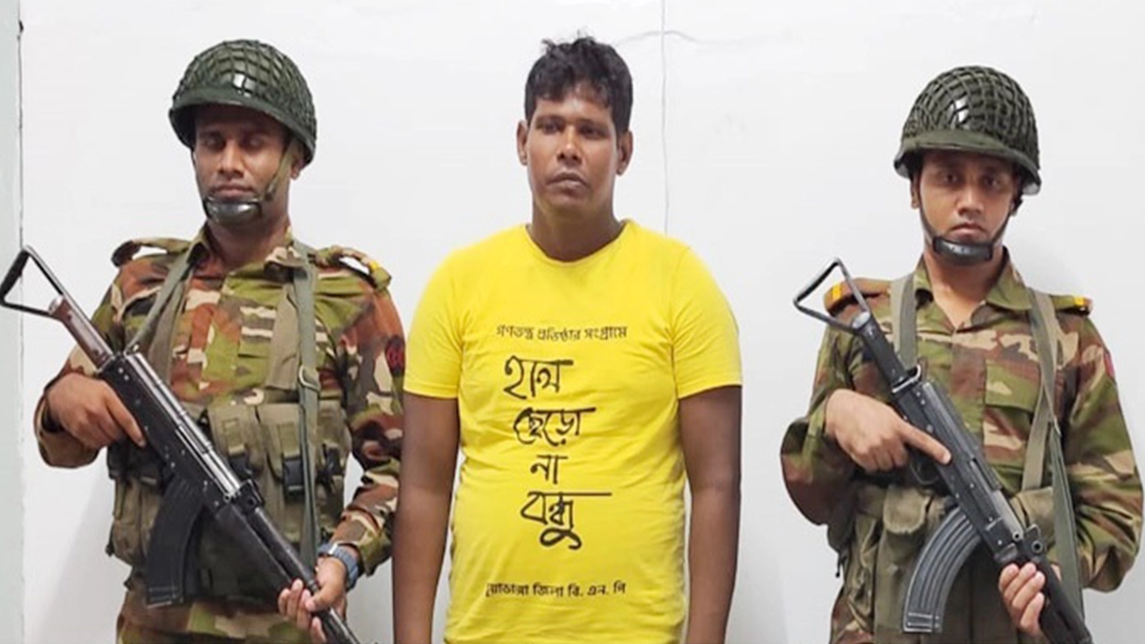 অভিযান চালিয়ে বিদেশি পিস্তল ও গুলিসহ সাহারুলকে গ্রেপ্তার করে সেনাবাহিনী। ছবি : কালবেলা