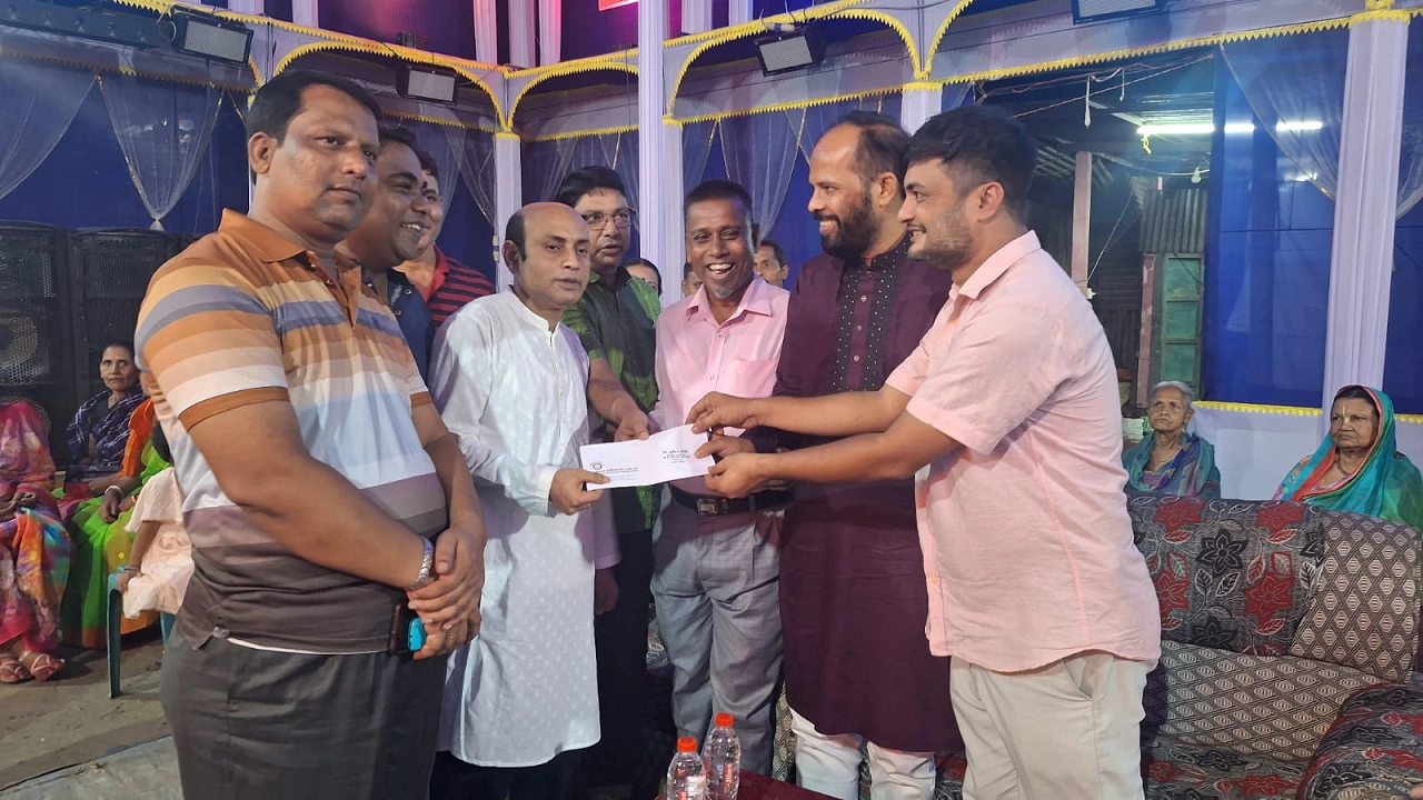 কিশোরগঞ্জের কটিয়াদি উপজেলায় দিনব্যাপী প্রচার দলের সহসভাপতি রাজিব কুমার ঘোষের পক্ষ থেকে পূজামণ্ডপে অনুদান দেওয়া হয়। ছবি : কালবেলা