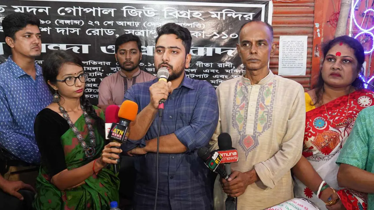 রাজধানীর বিভিন্ন পূজামণ্ডপ পরিদর্শন করেন উপদেষ্টা নাহিদ ইসলাম। ছবি : কালবেলা