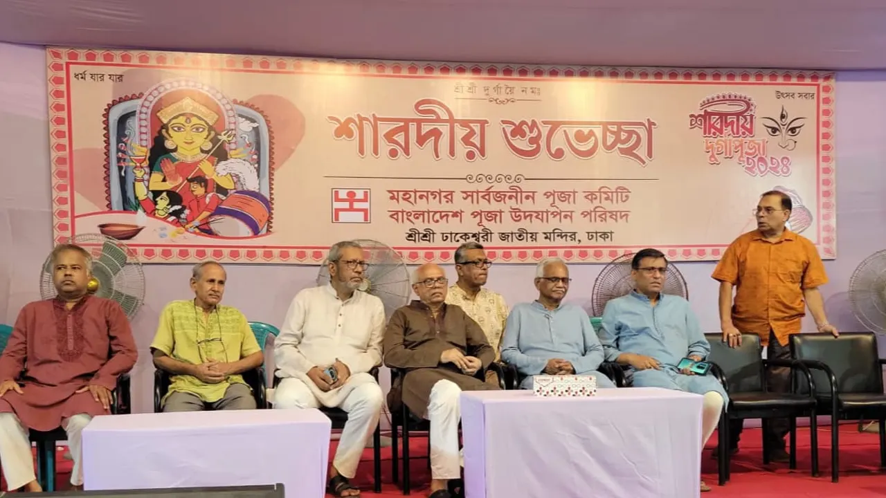 ঢাকেশ্বরী মন্দিরে গিয়ে সনাতন ধর্মাবলম্বীদের সাথে শুভেচ্ছা বিনিময় করেন জাসদের নেতৃবৃন্দ। ছবি : কালবেলা