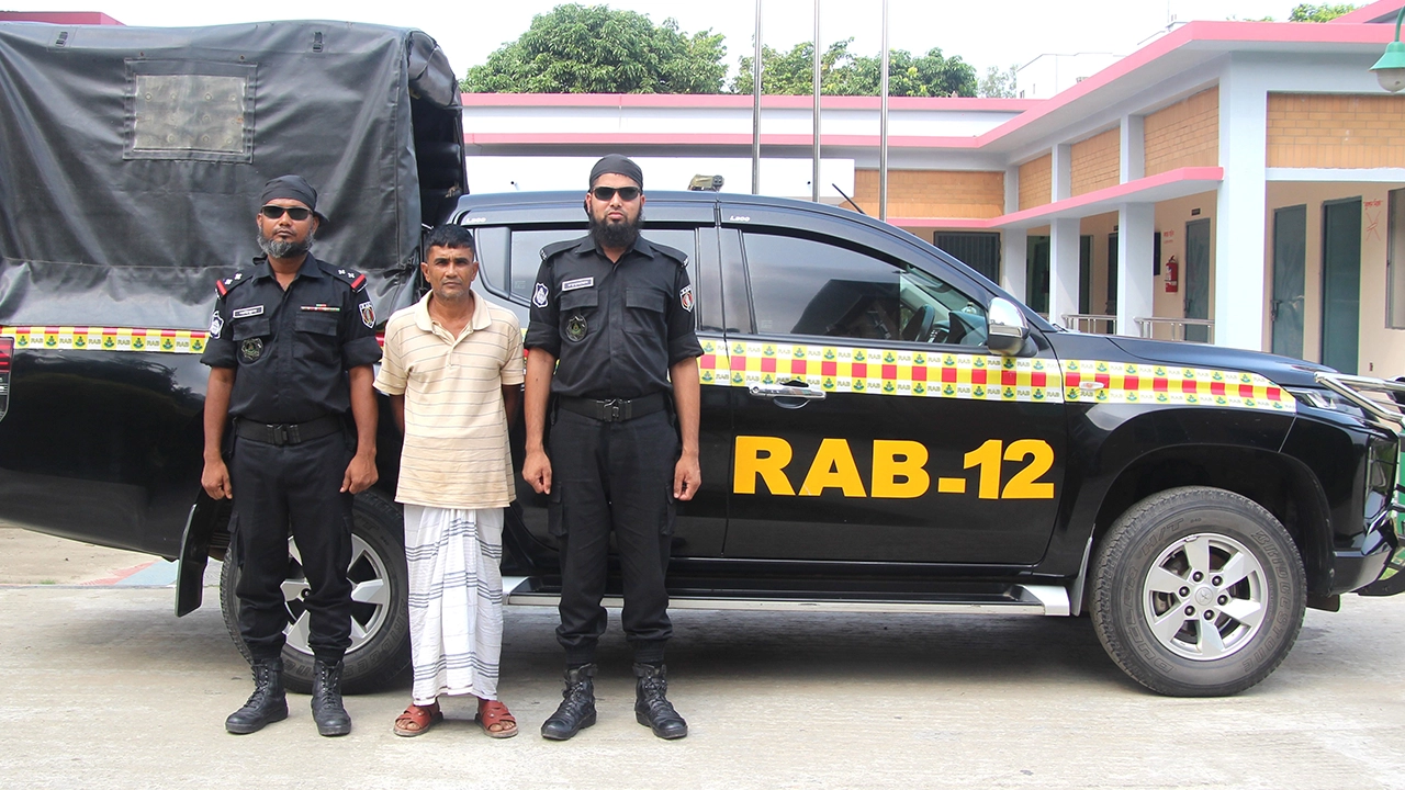 সিরাজগঞ্জে আলোচিত গণধর্ষণ মামলার আসামি মো. ডলার তালুকদার গ্রেপ্তার। ছবি : কালবেলা